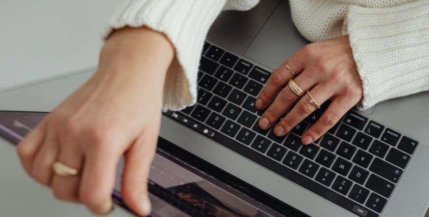 a women at a laptop learning how to sell on Etsy. finding passive income streams for easy ways to make money online. ways to make money from home.